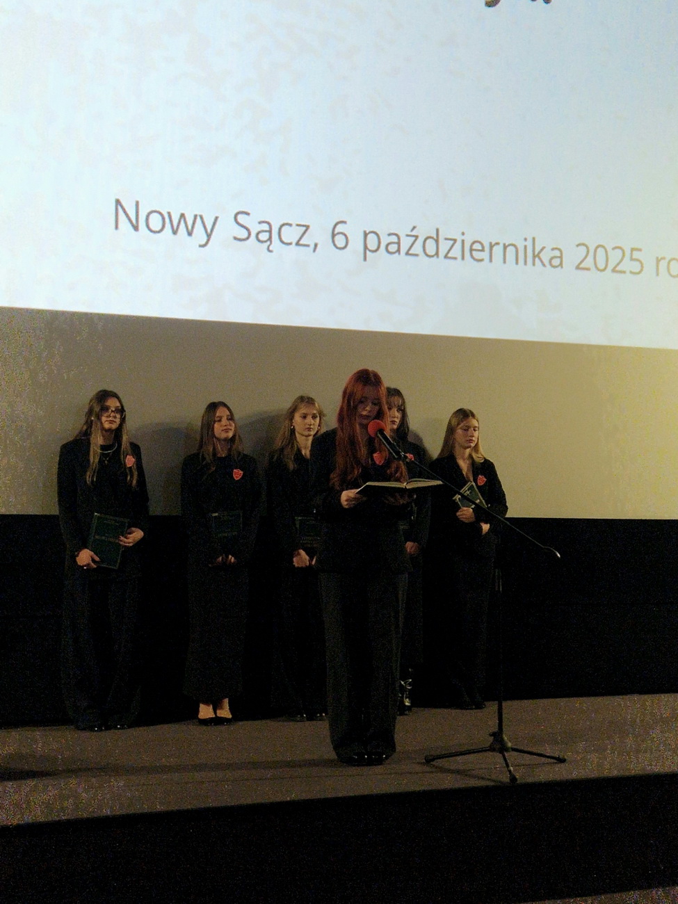 Zdjęcie Ślubowanie kl 1 2025 (43)1feccac8-3612-4e70-b4bd-f1abe9c13884.jpg w galerii Ślubowanie klas pierwszych (6.10.2025)